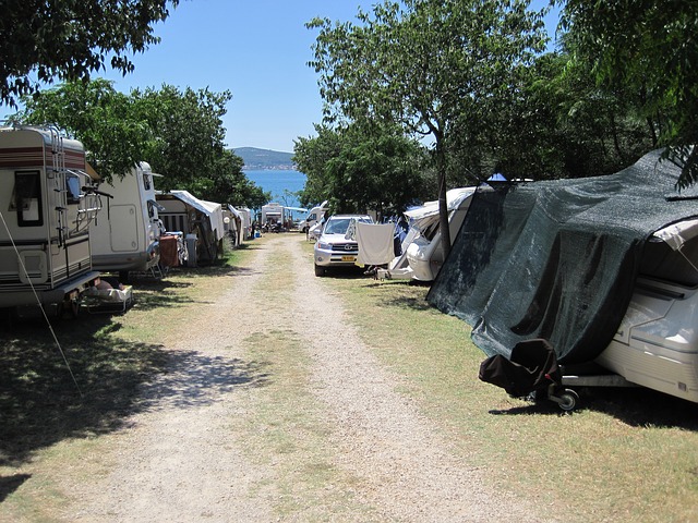 Urbanisation en continuité avec un camping en zone littorale